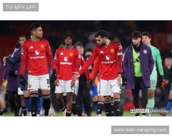 曼联后防线多人伤缺，临时主帅调整阵型